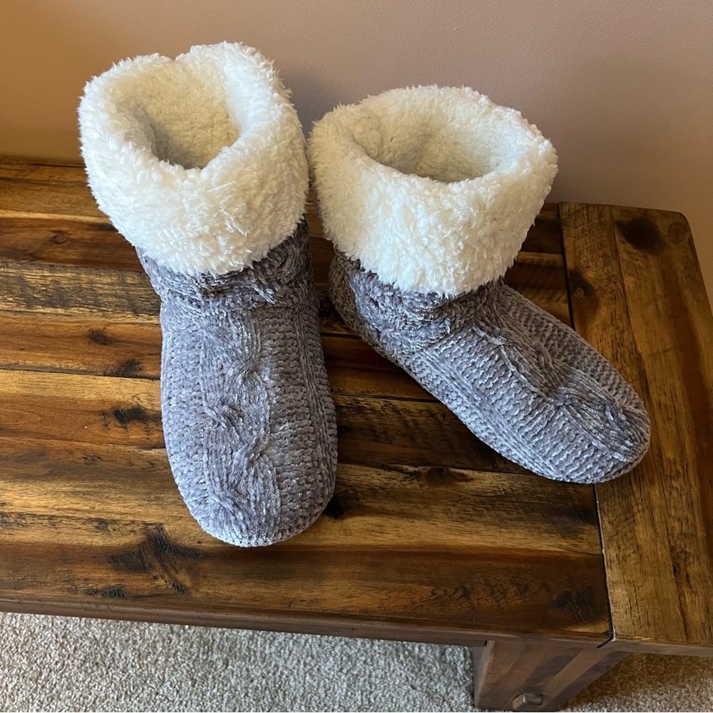 Woman’s Cozy Gray and White Knit Slippers